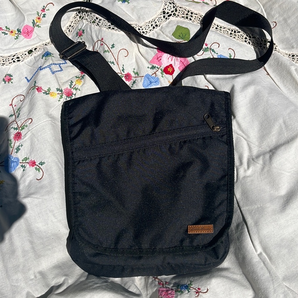 Black Eddie Bauer shoulder bag